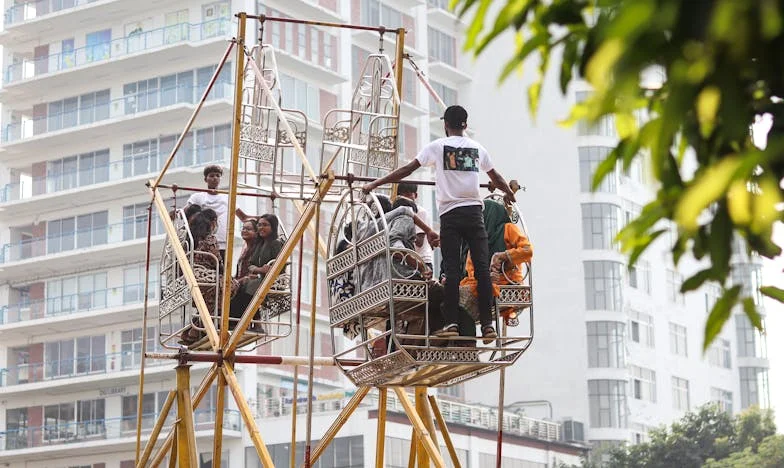 Nieproszona na ślub, ale oczekiwana jako schronienie: Podwójna moralność rodziny