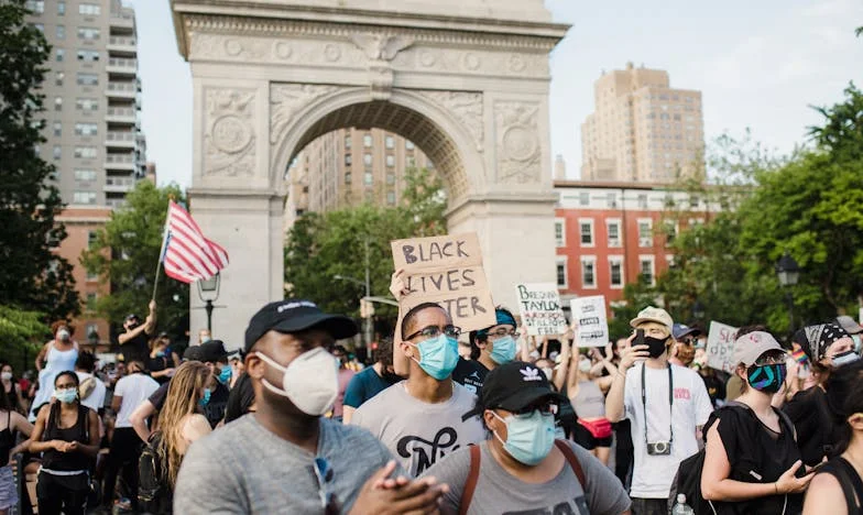 Kiedy teściowa zamieszkała z nami: Moja walka o dom, rodzinę i siebie