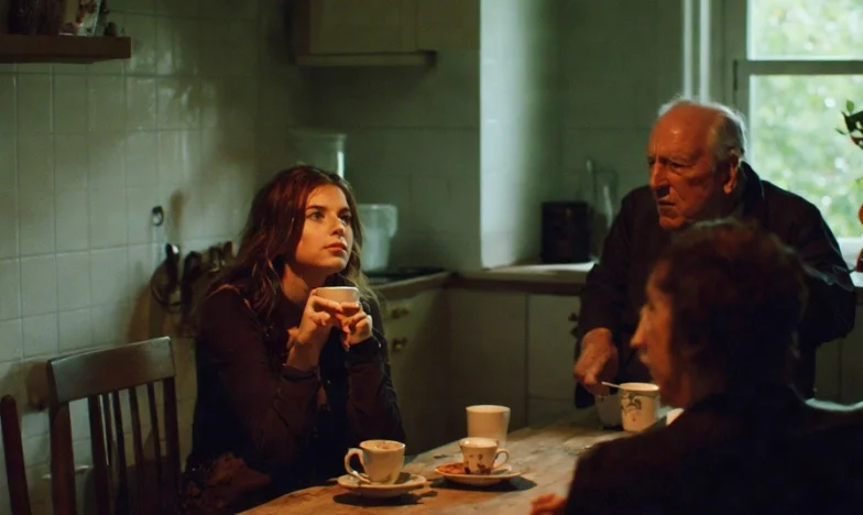 Kiedy teściowa zapytała: „No to bierzemy ten kredyt?” – a ja byłam niewidzialna. Moja historia powrotu do mamy