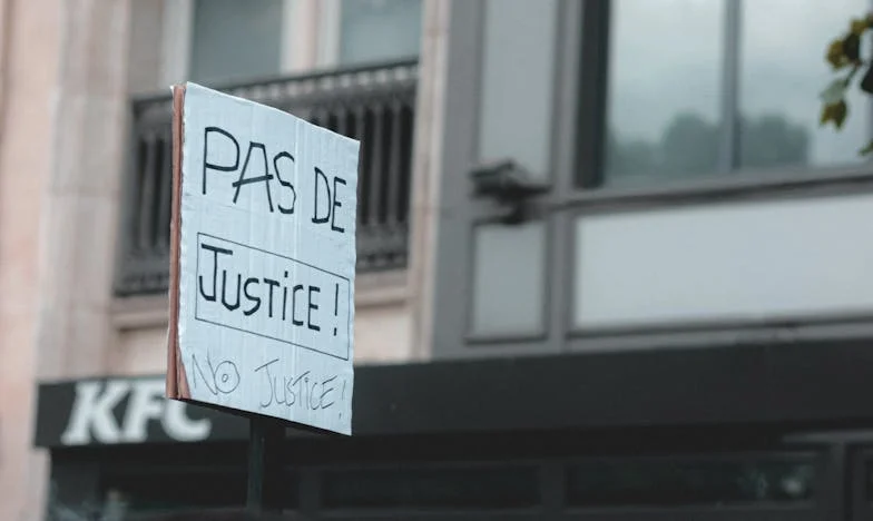 Kiedy wszystko się wali: Opowieść polskiej córki o walce o zauważenie