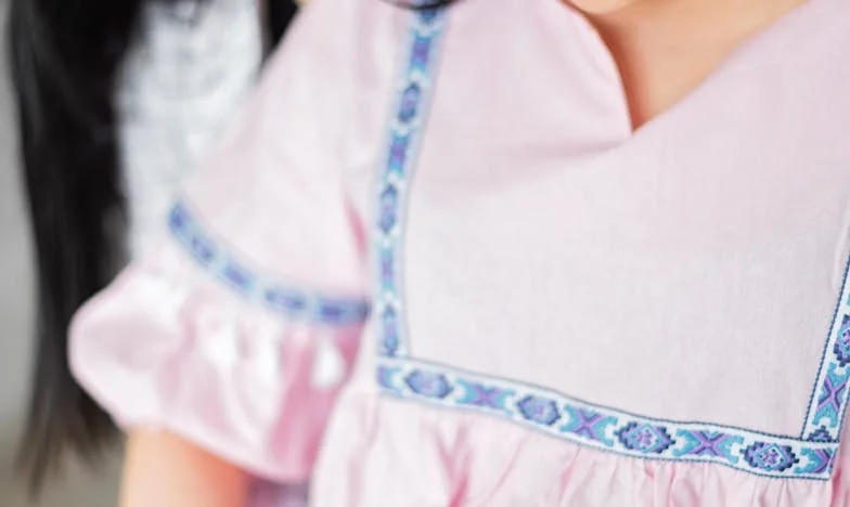 Nieznajomy w Kapeluszu: Historia Małej Zosi i Wielkiej Odwagi