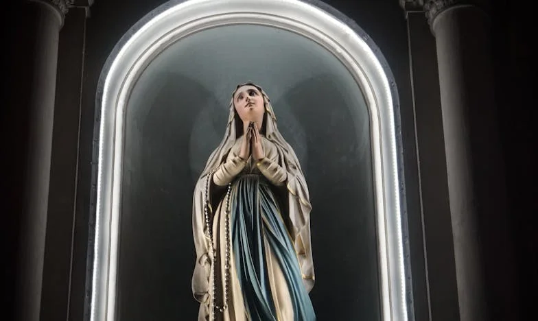 Skok w nieznane: Opowieść o odwadze i stracie na moście nad rzeką San