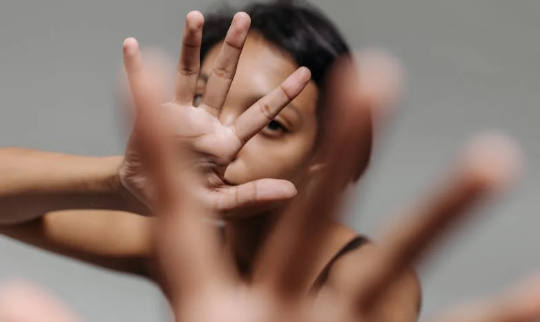 Teściowa pod moimi drzwiami: Czy mam prawo do własnej przestrzeni?