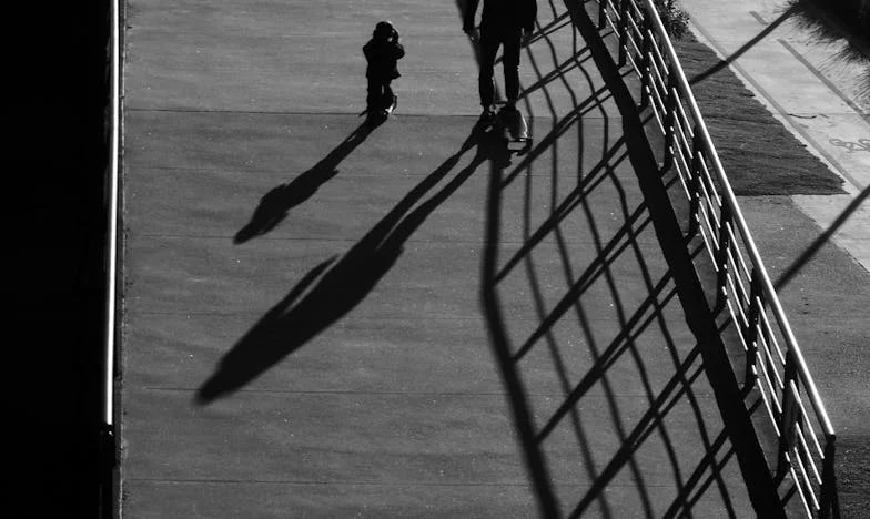 Kiedy teściowa przynosi wiadro przerośniętych ogórków: Lato w cieniu rodzinnych porównań