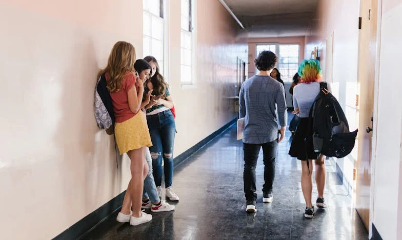 Kwiaty na mojej sukience, łzy na policzkach: Moja noc wstydu i siły – historia Magdy z warszawskiego liceum