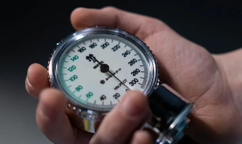 Niewidzialne ściany: Moje życie w warszawskim bloku po rozwodzie rodziców