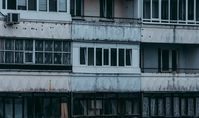 W cieniu zaufania: Niespodziewany gość u moich drzwi