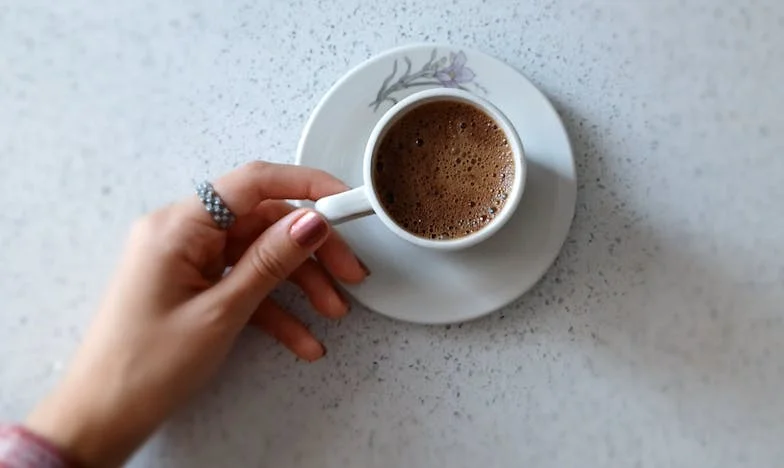 Sjene u Dnevnom Boravku: Priča o meni, mojoj svekrvi i potrazi za mirom