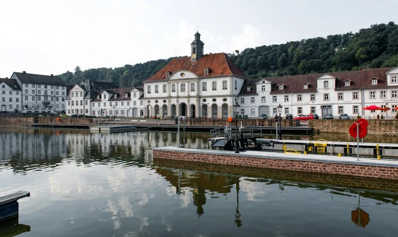 U ime oca: Sjene i iskupljenje u San Benediktu