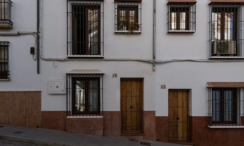 Tajna pod istim krovom: Anina potraga za istinom