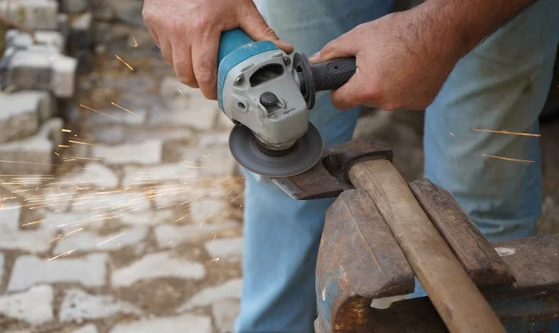 Kad ti srce pukne na pola: Priča o obitelji, izdaji i oprostu