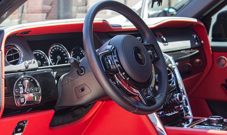 Kad je svekrva iz kreveta organizirala večeru: priča o ljubavi, ponosu i obiteljskim sukobima