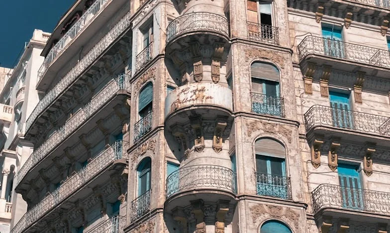 Sjena ispod krova – priča o tome kako obitelj može slomiti i izliječiti srce