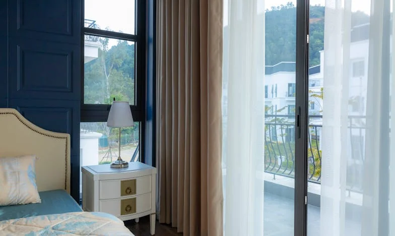 Pod Jednim Krovom: Nevidljive Pukotine u Našoj Porodici