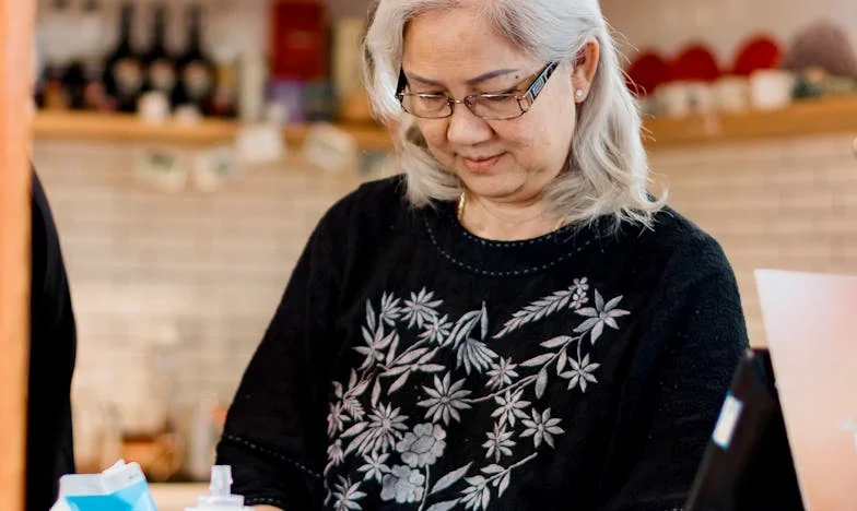 Subota kad sam prestala biti nevidljiva: Priča o jednoj snahi, jednoj svekrvi i izgubljenom dostojanstvu