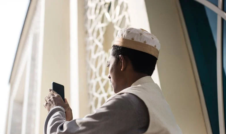 Tajna Dobrote: Priča o Šutnji i Pomoći