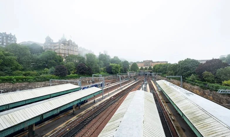 Žena na mokrom pločniku: Suočavanje s prošlošću u Sarajevu