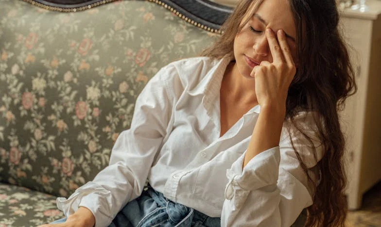 Iza Zatvorenih Vrata: Priča o Prijateljstvu, Ljubomori i Novim Počecima