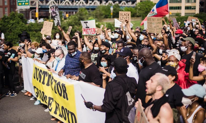Između Dva Svijeta: Kako Preživjeti Majčine Prigovore