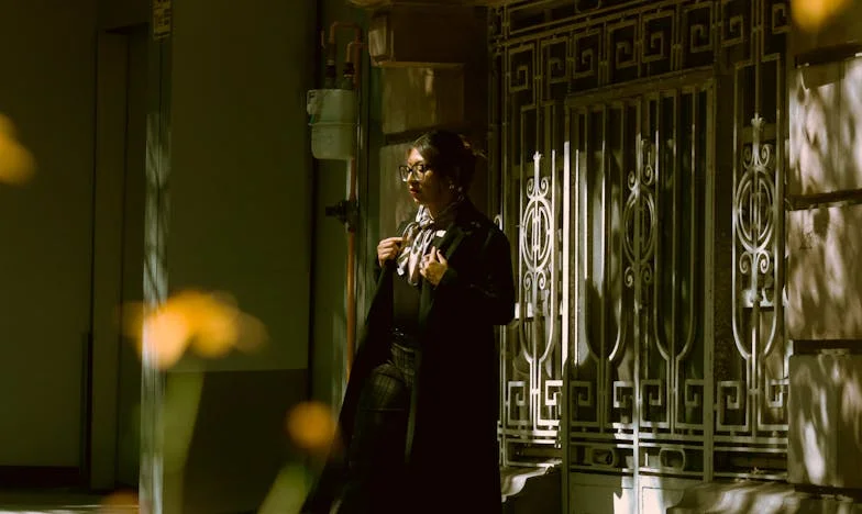 Između Dva Svijeta: Priča o Dini i Komšijama