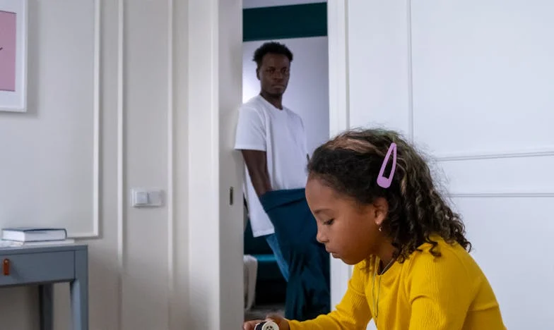 Sjena pod krovom – priča o tome kako obitelj može slomiti i izliječiti srce