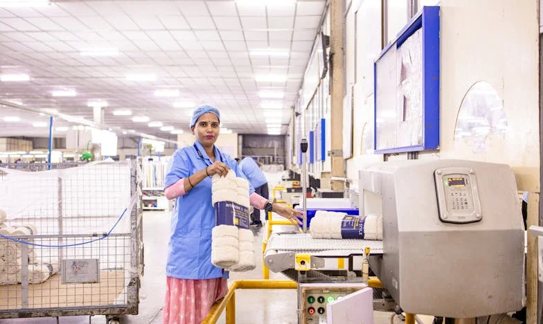 Sjena prošlosti na kišnom pločniku: Priča o oprostu i izdaji