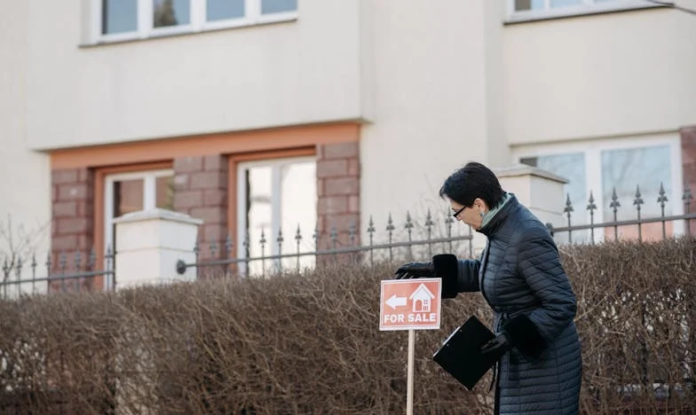 Ispod Iste Krovne Ploče: Priča o Prevari, Obitelji i Granicama