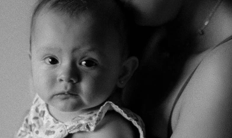 Između četiri zida: Život s muževom obitelji nakon smrti svekrve