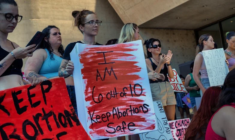 Sjena među nama: Priča o obitelji razorenoj nevidljivim utjecajem