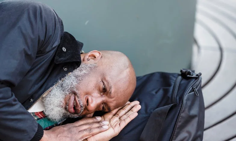 Susjed mi pruža ruku dok me vlastita djeca zaboravljaju