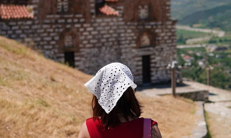 A láthatatlan zsűri: Egy családi ünnep, egy ruha, és az ítélet súlya