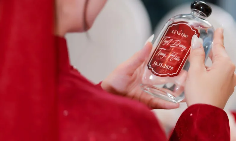 Egy fedél alatt: Árulás és hallgatás története