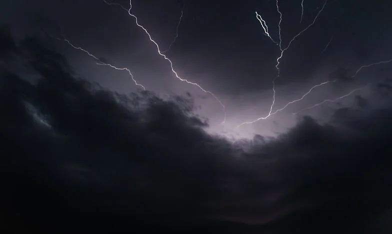 A lányom elfelejtett letenni, és így hallottam meg, mit mondott az anyósa: „Remélem, nem jön el az esküvőre; ilyen alkatú embereknek nincs hely. Az anyja három ember helyett is tudna enni.”… Megdermedtem, a könnyeim csak folytak… és három hívással mindent lezártam.