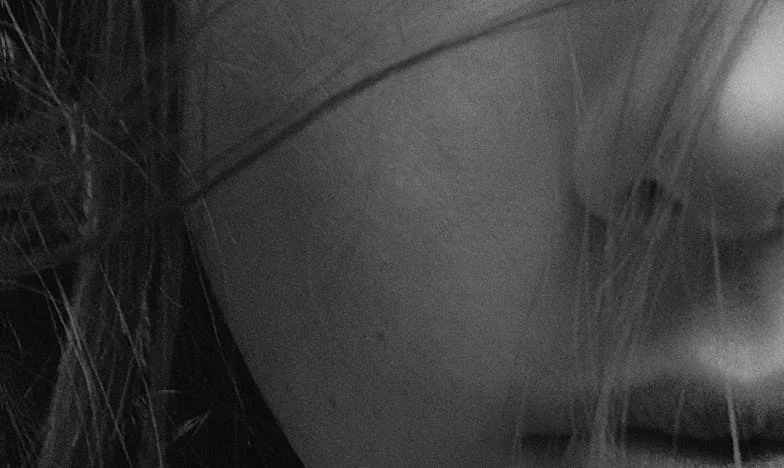 Amikor az otthon már nem menedék: Egy éjszakai menekülés története és a bizalom ára