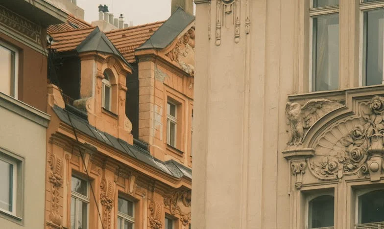 Egy fedél alatt: Árulás és csend története