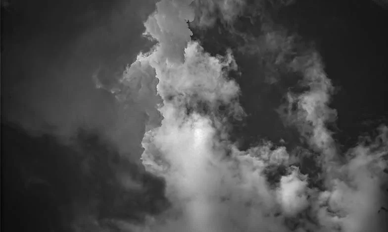 Egy szegény kislány segít egy milliomosnak megjavítani az autóját… de amikor meglátja a gyűrűt az ujján, minden megváltozik