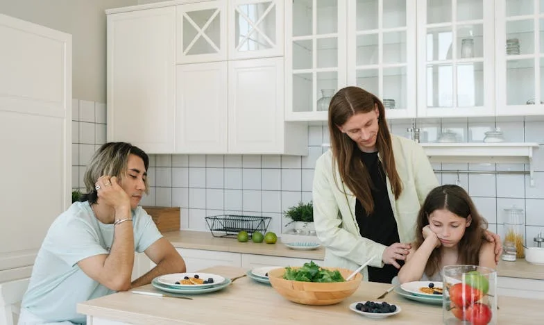 Egy váratlan látogatás délelőtt 10-kor: Fiam dolgozik, az unokák egyedül játszanak, és ő még mindig alszik