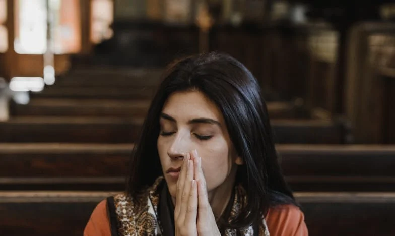 Könyörgés és Csend Között: Egy Anya Harca a Fiáért