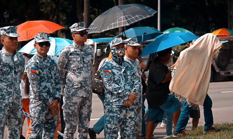 A LÁNY, AKIT MINDENKI LENÉZETT A BANKBAN – DE SENKI NEM SEJTETTE, MI VAN A SZÁMLÁJÁN