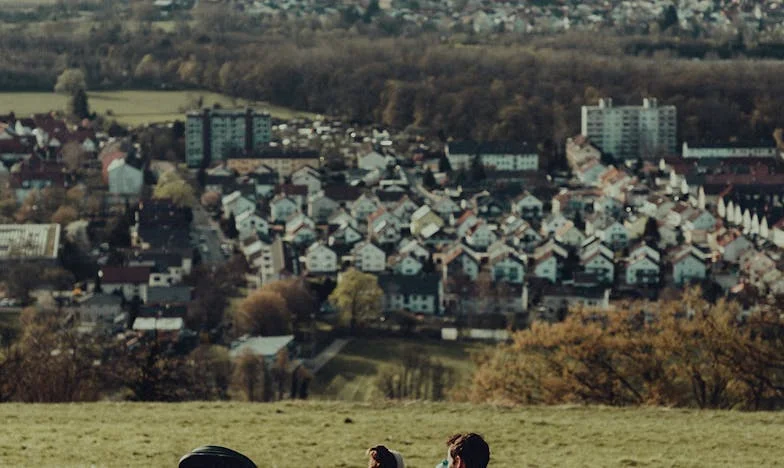 Amikor harminc furcsa foltot találtam a férjem hátán, minden megváltozott – egy magyar paneldráma