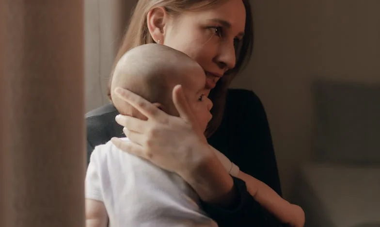 „Az anyja él, láttam az otthonban!” — Egy családi titok, ami mindent felforgatott