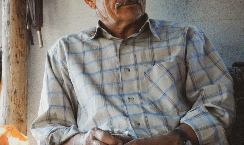 Elhagyva a reptéren: amikor a saját fiam fordult ellenem – Egy magyar nagymama vallomása