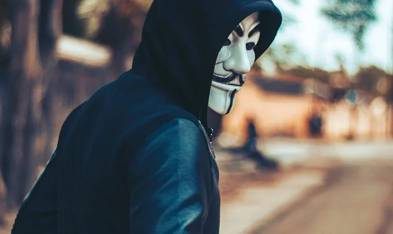 Dağın Eteğinden Gelen Yabancı: Bir Akşamın Gölgesinde