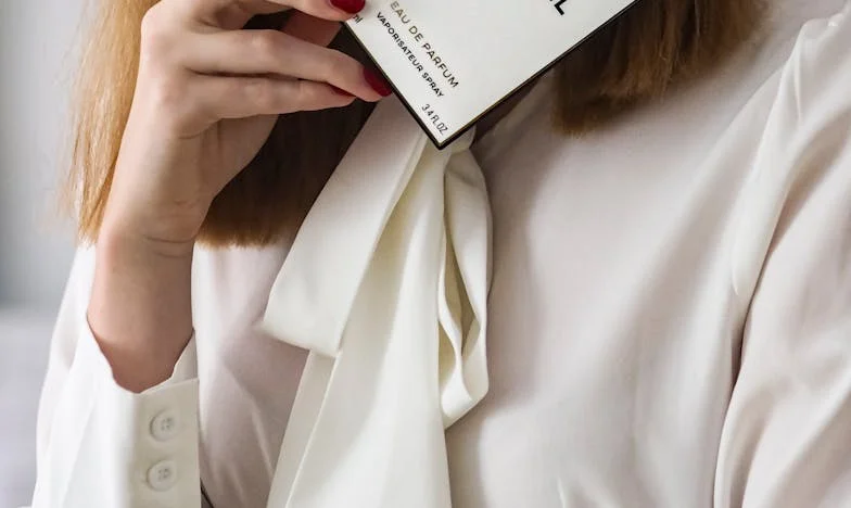 Yağmurlu Kaldırımda Kadın: Geçmişle Yüzleşme