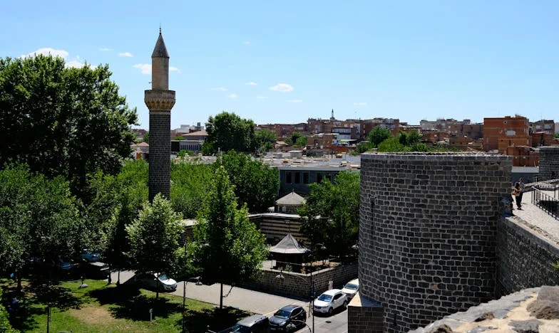 Durerea unei mame: Dispariția monumentului fiului meu și adevărul care a zguduit satul