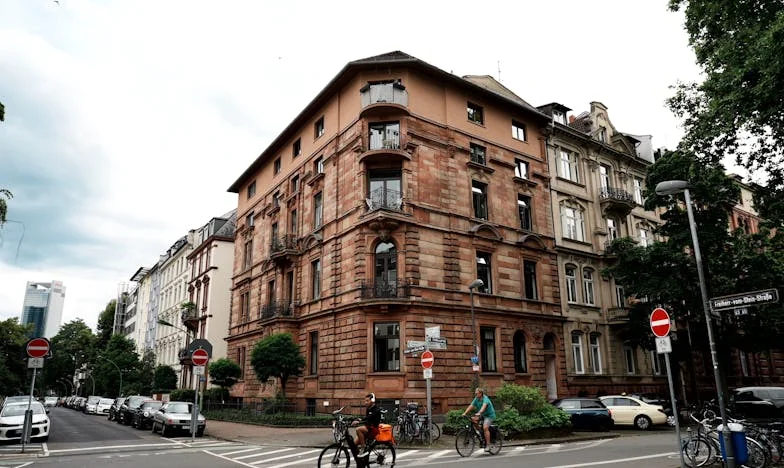 Între două case: Povestea loialității și a pierderii
