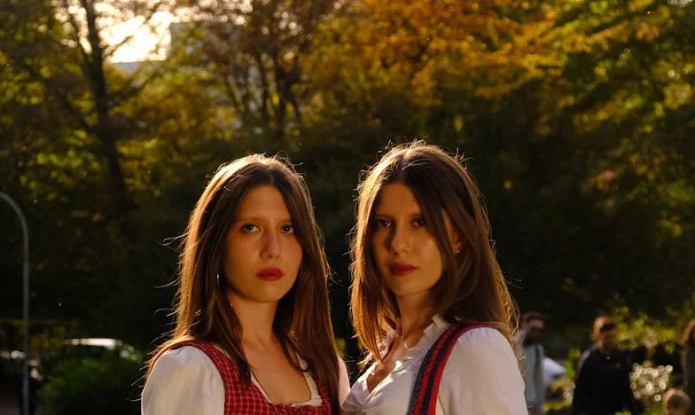 Între Două Case: Povestea Dreptului la Un Acoperiș