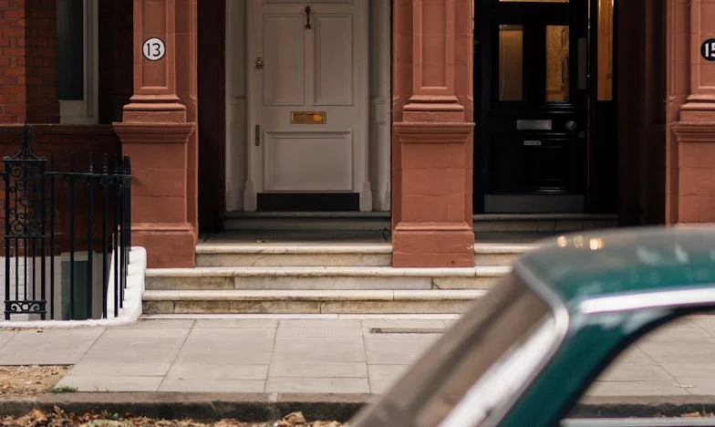 Lanțuri nevăzute: Trezirea unui tată român