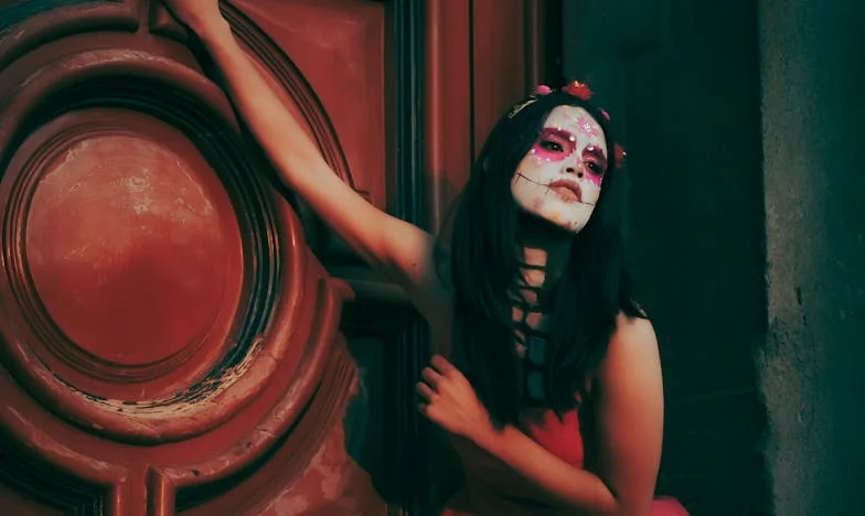 „Nu-ți deschide niciodată ușa pentru o prietenă singură” – Povara unei vorbe de mamă