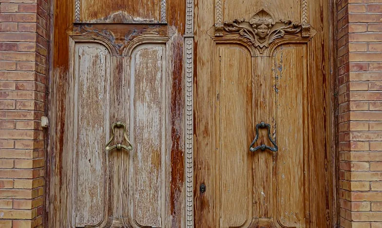 Pe scara blocului, cu doi copii și o valiză: povestea unei nopți fără sfârșit